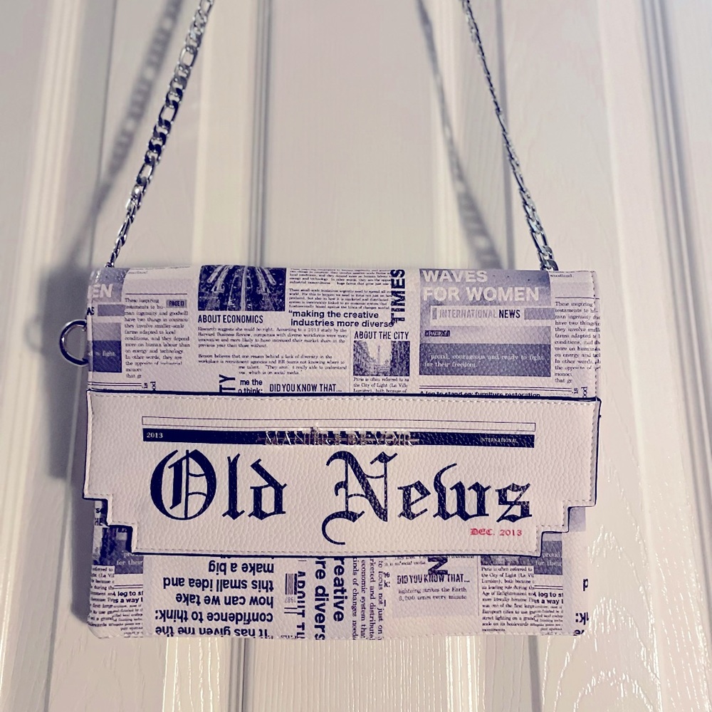 Manière De Voir White Newspaper Print Clutch